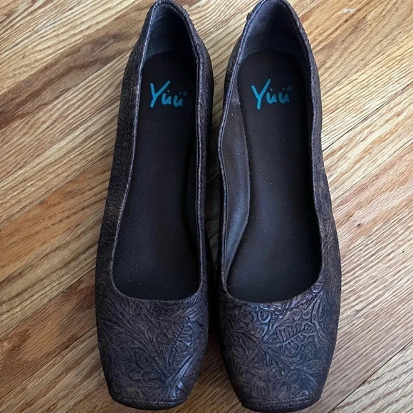 Faux embossed leather shoes - Picture 1 of 3